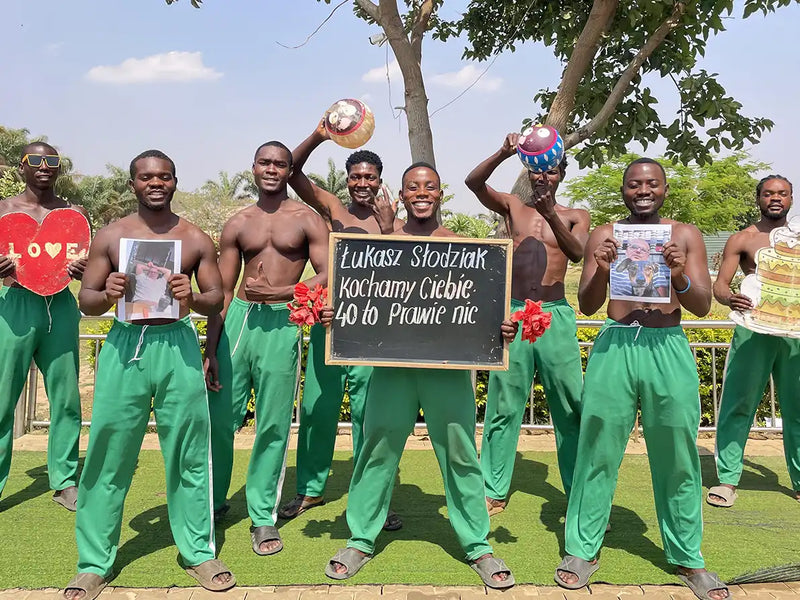 Wielcy faceci w zielonych spodniach